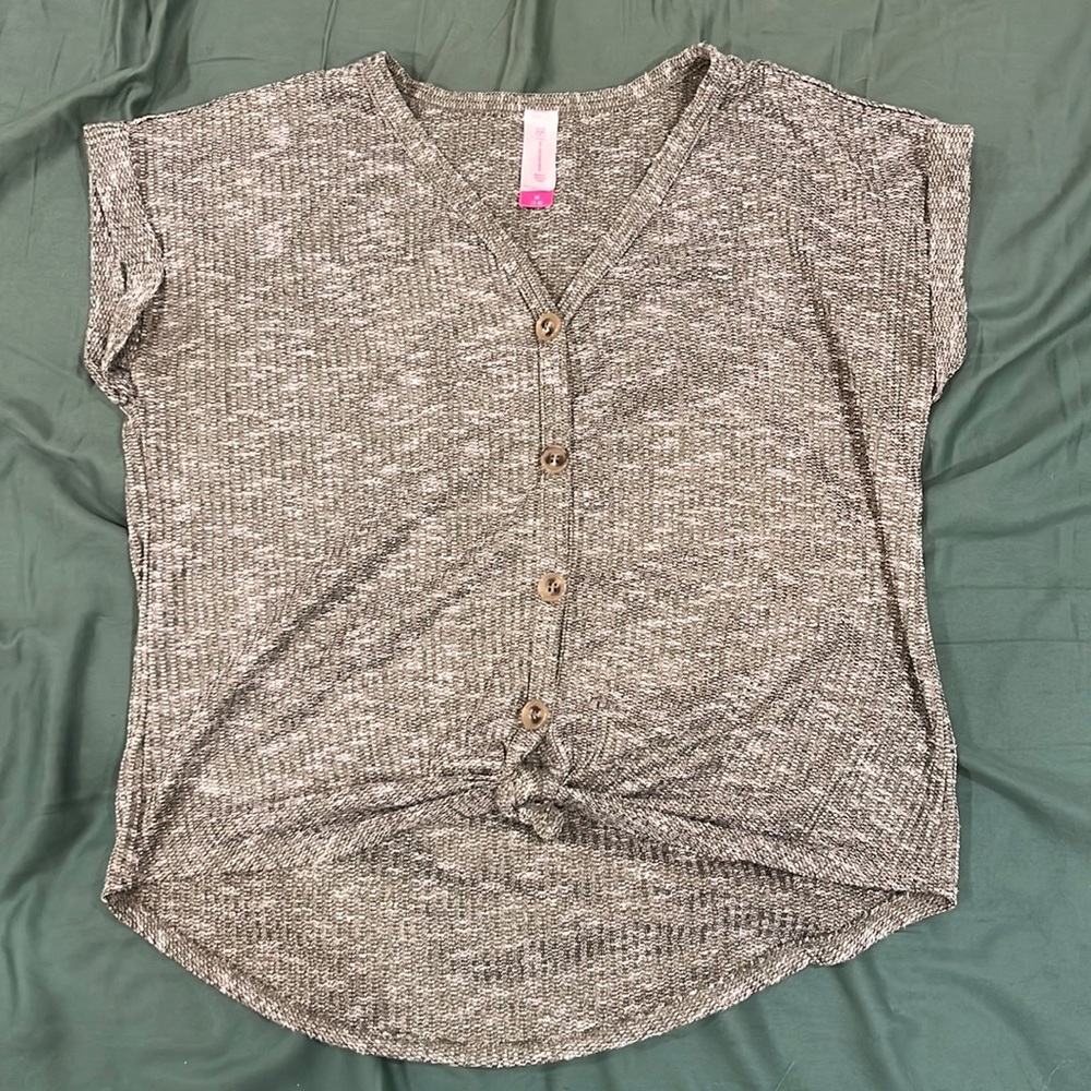 Green women’s button down short sleeve shirt